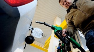 Vodiči pri tankovaní ušetria. Benzín stojí už toľko, ako pred vojnou na Ukrajine