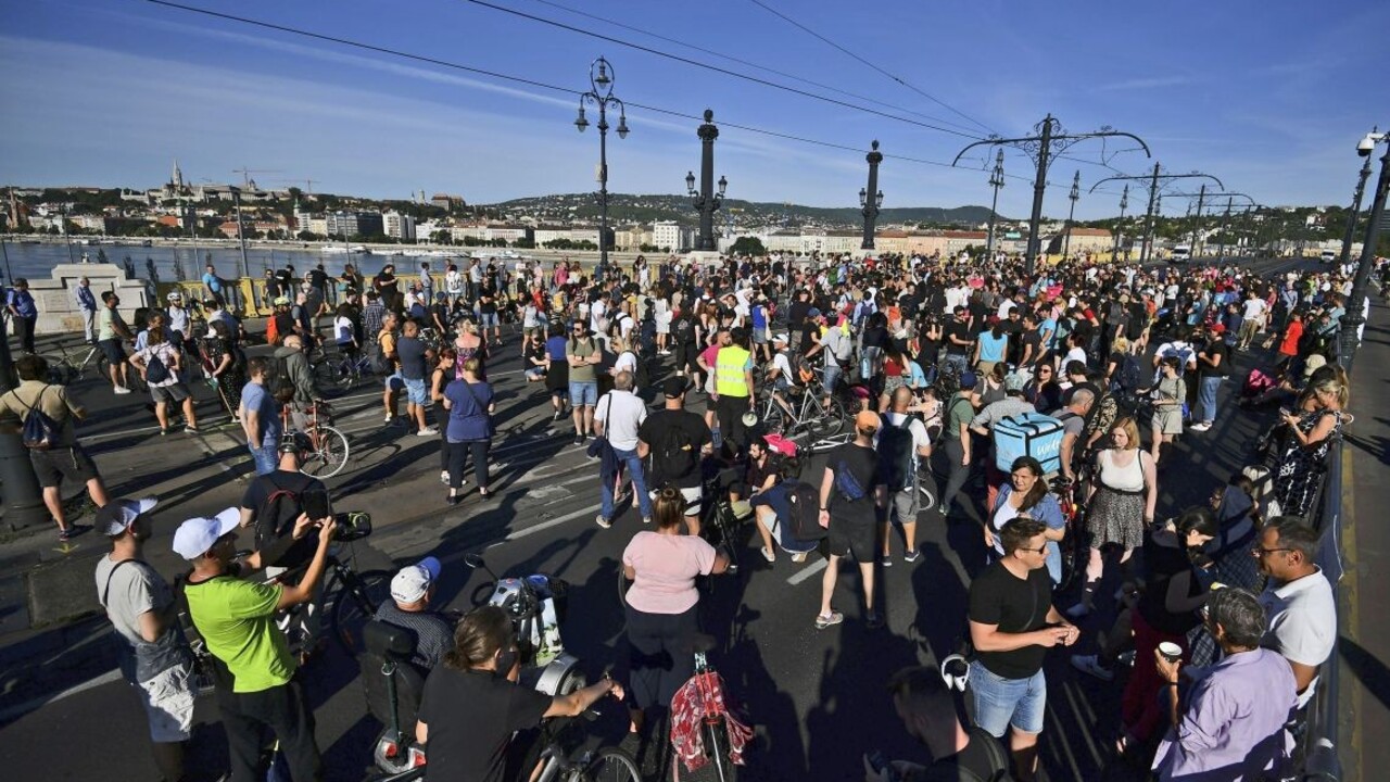 Maďari nesúhlasia s daňovými zmenami Orbánovej vlády. Kuriéri v Budapešti zablokovali most