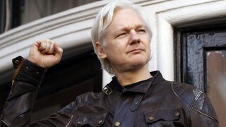 Zakladateľa WikiLeaks prepustili z väzenia po 1901 dňoch. Vracia sa do Austrálie, dohodol sa na priznaní viny