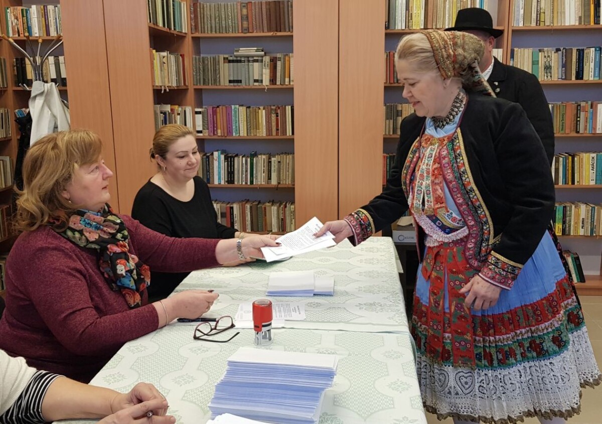 Členovia folklórneho súboru z Martoviec