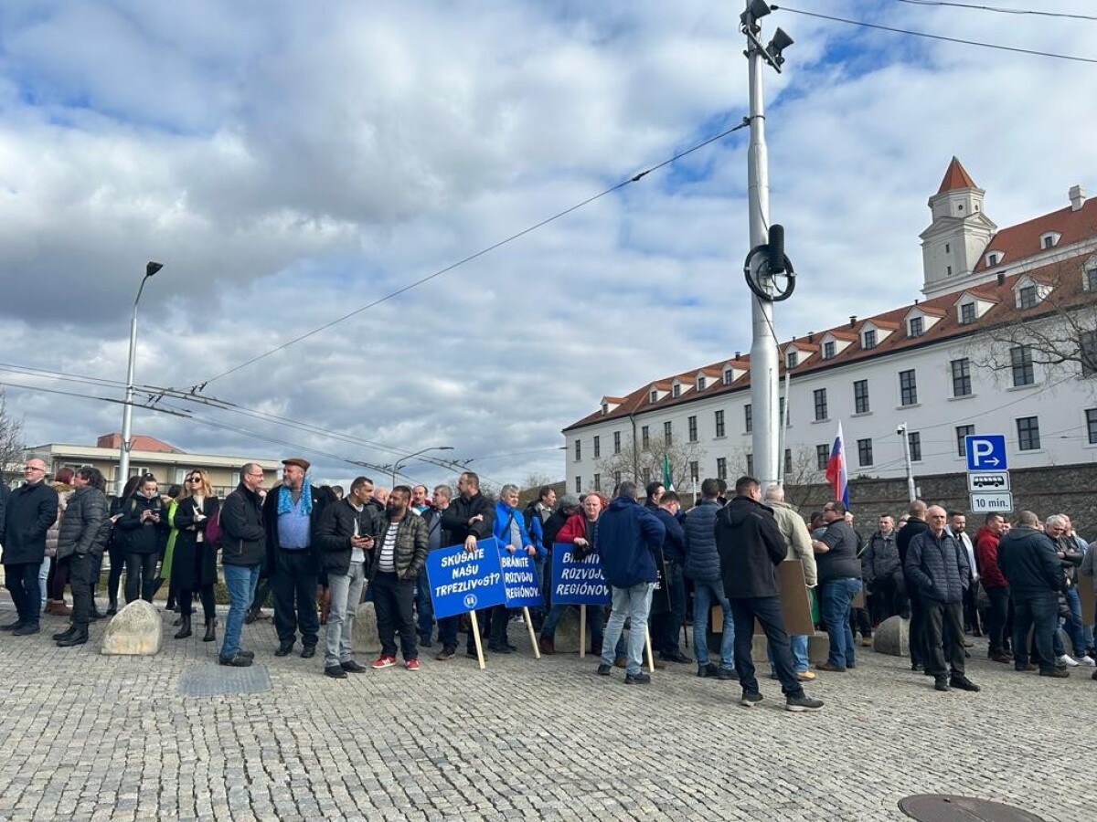 ZMOS pred Národnou radou Slovenskej republiky.