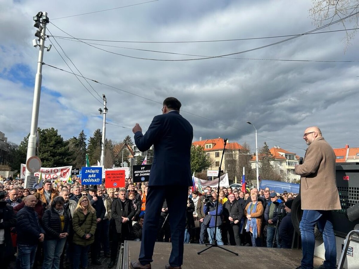 ZMOS pred Národnou radou Slovenskej republiky.