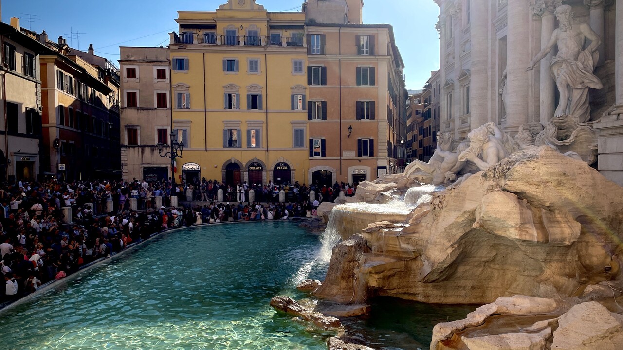 Fontána di Trevi a množstvo turistov