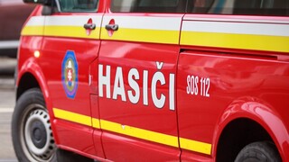 V bratislavskom Ružinove unikal plyn, evakuovať museli bytový dom hasiči