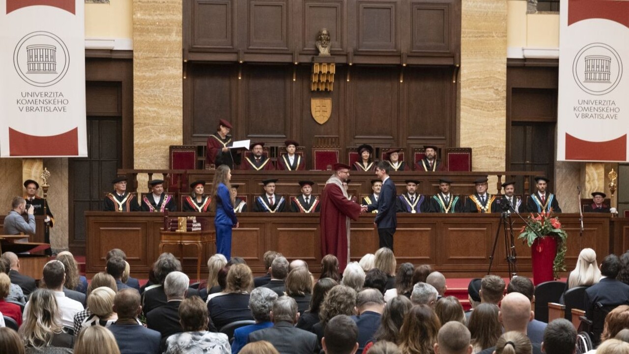 Vyše 30-tisíc slovenských študentov si vyberá zahraničnú univerzitu. Aké odbory preferujú?