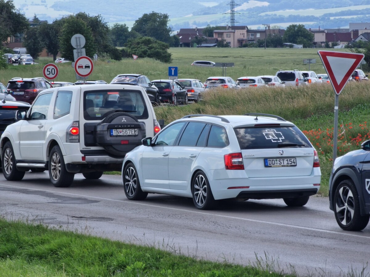 Kolóny pri Trenčíne pre koncert skupiny Rammstein.