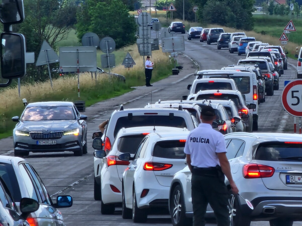 Kolóny pri Trenčíne pre koncert skupiny Rammstein.