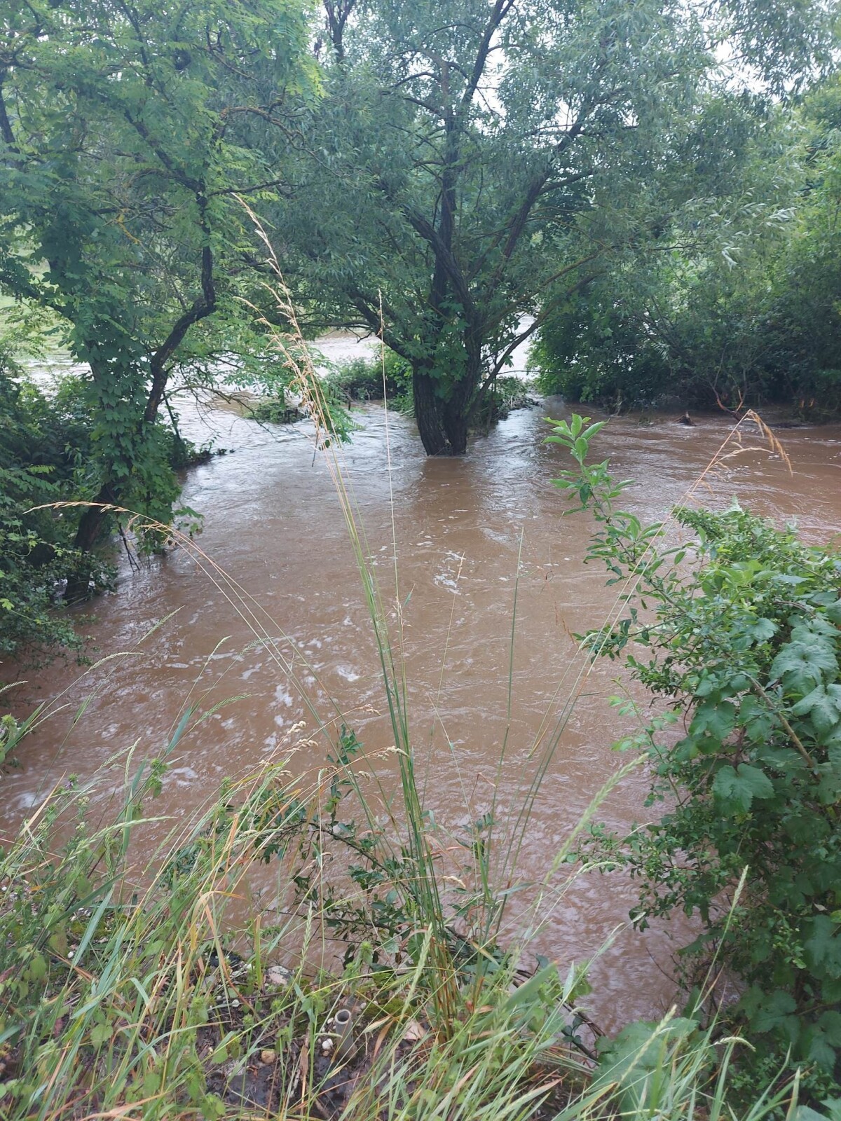 Voda z Rimavy v obci Bottovo