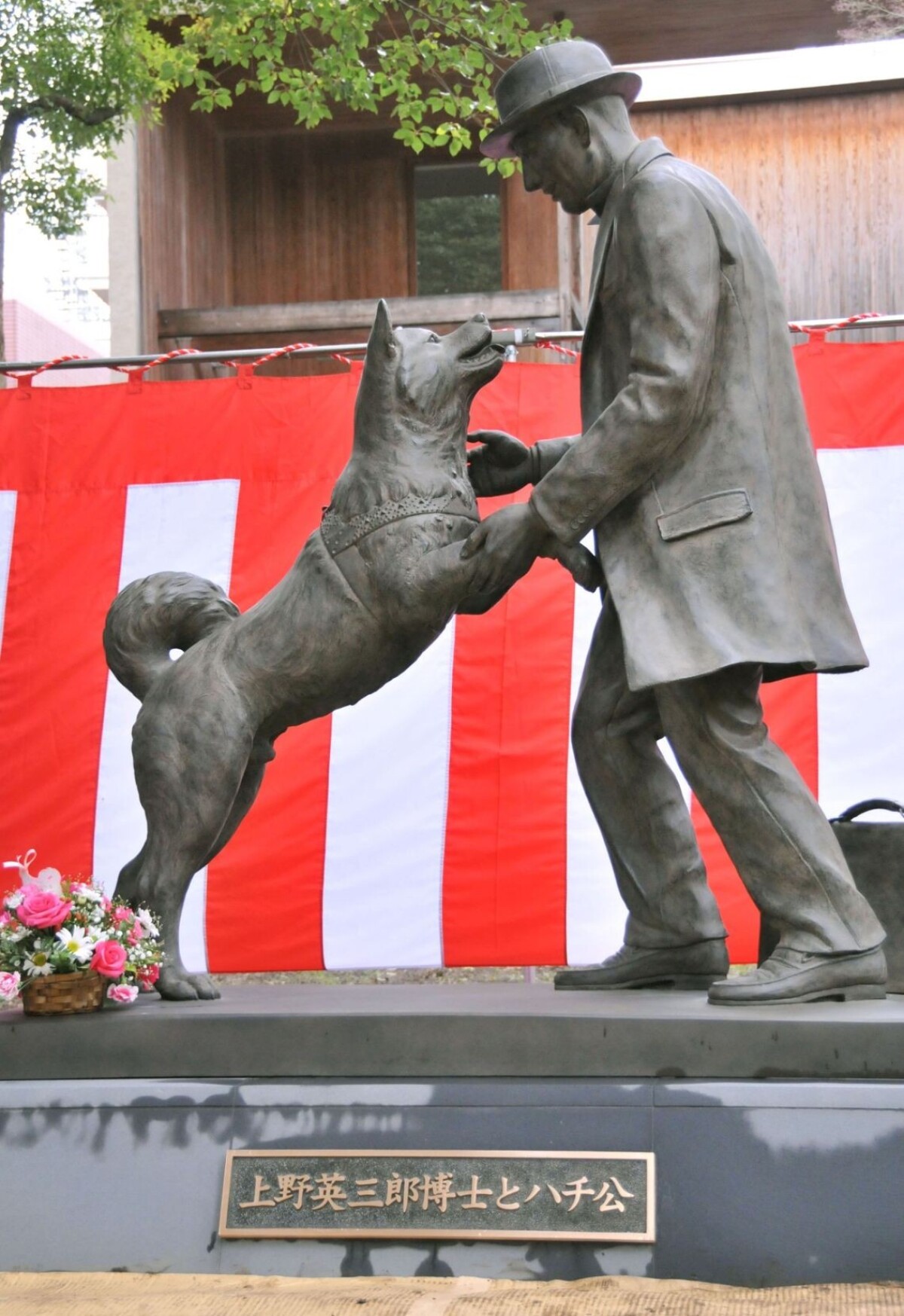 Socha Hachiko a majiteľ pred Tokijskou univerzitou