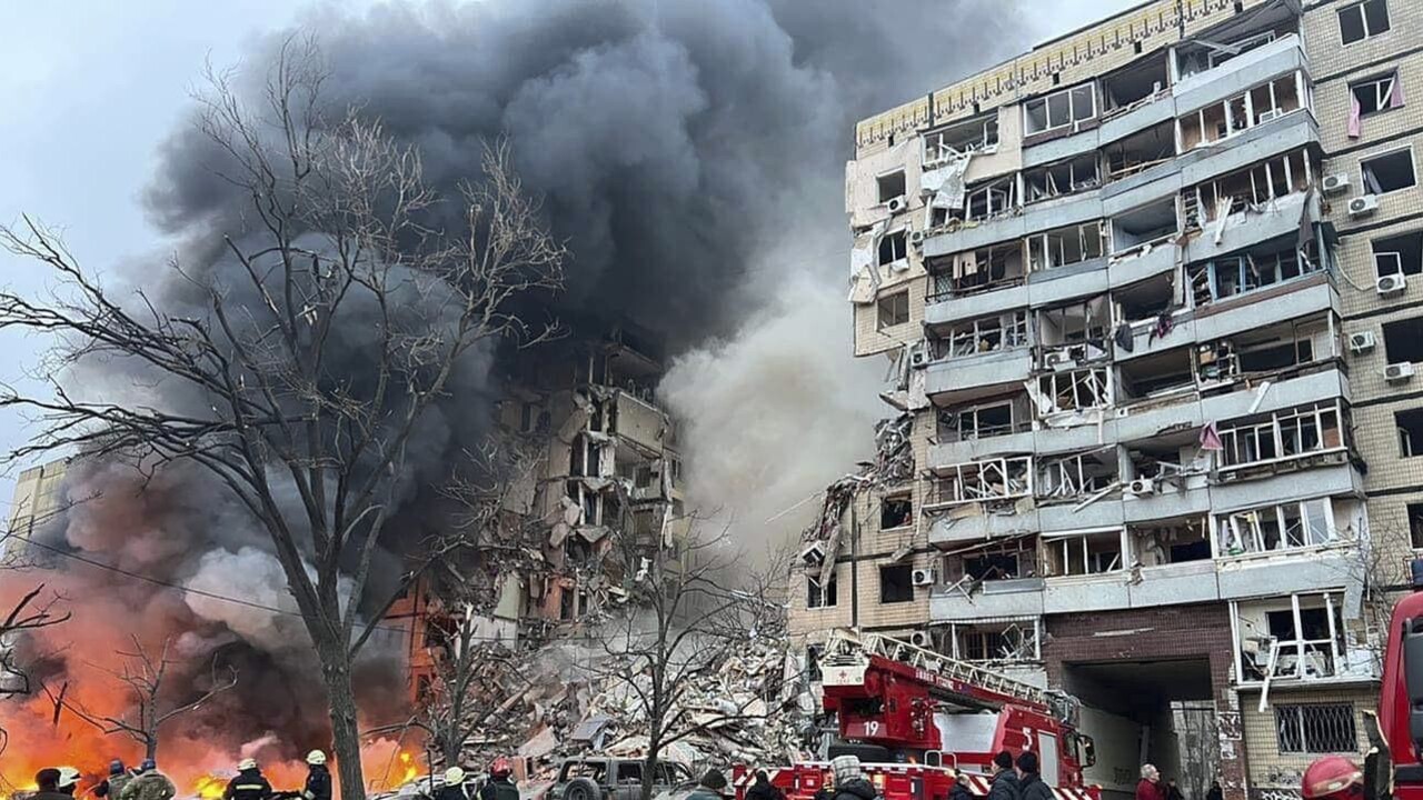 Rodičia mŕtvi, dcéra zranená. Rusi zaútočili na výškový bytový dom vo Vuhledare