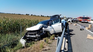 Vážna dopravná nehoda na diaľnici. Vodič narazil do dodávky, tá preletela do poľa