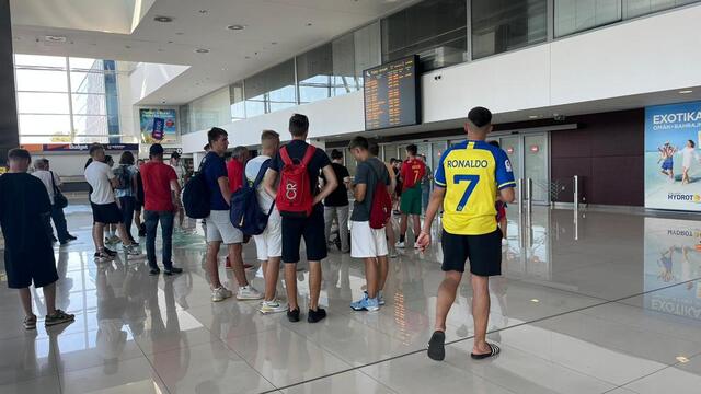 Fanúšikovia netrpezlivo očakávali prílet lietadla s hviezdnou portugalskou reprezentáciou.