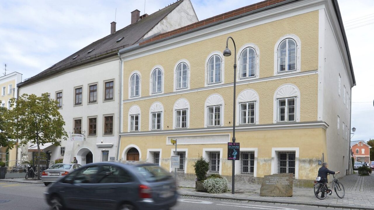 Austria_Hitler_s_Birthplace712988.jpg