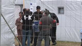 Samosprávy stále volajú o pomoc s migrantmi. Núdzové prístrešky považujú za nedostatočné