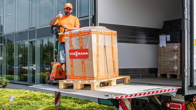 Testovanie elektro nákladného vozidla s nízkymi emisiami pri rozvoze zásielok Viesmann. Na obrázku Mecerdes-Benz eActros.