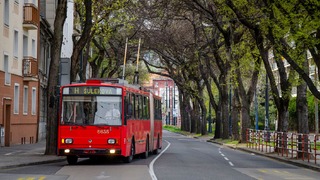 Bratislava sa lúči s ikonickými trolejbusmi. Nahradili ich moderné hybridy