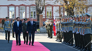 Robert Fico pokračuje v návštevách jednotlivých rezortov. Po kultúre si prezrel obranu aj ministerstvo financií