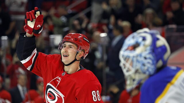 Hráč Caroliny Hurricanes Martin Nečas oslavuje gól, ktorý strelil Ukkovi-Pekka Luukkonenovi v bránke Buffala Sabres