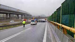 Zjazd z diaľnice D3 pri Žiline zablokovala nehoda kamióna, úsek je už prejazdný