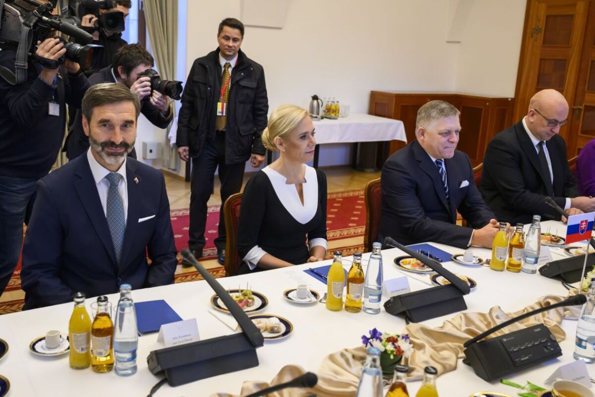 Juraj Blanár, podpredsedníčka vlády a ministerka hospodárstva SR Denisa Saková, Robert Fico a minister dopravy a výstavby SR Jozef Ráž ml.