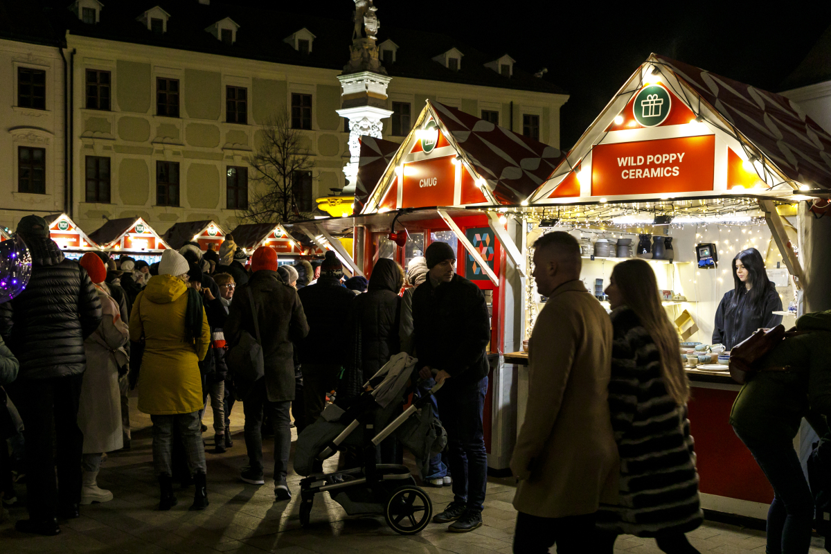 Na Hlavnom a Hviezdoslavovom námestí v centre Bratislavy sa začali vianočné trhy.