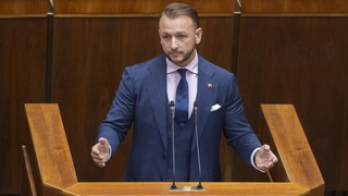 Parlament neodvolal Šutaja Eštoka. Minister vnútra hovorí o opozičnom cirkuse, tá reaguje tvrdou kritikou 