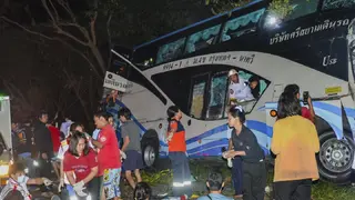 Tragická nehoda v Thajsku: Vodič autobusu údajne zaspal, úrady hlásia 14 obetí