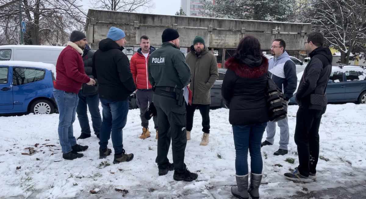 stretnutie ľudí, ktorí mali poškodené auto