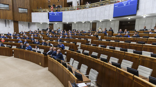 Parlamentný kolotoč pokračuje. Poslancov čaká rokovanie o kompetenčnom zákone