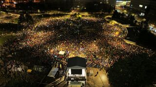 Opozícia hlási vysokú účasť na protivládnych protestoch. Zverejnila fotografiu s plným námestím