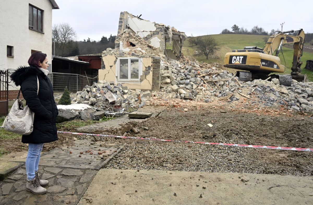 Baškovce - demolácia domu v dôsledku zemetrasenia