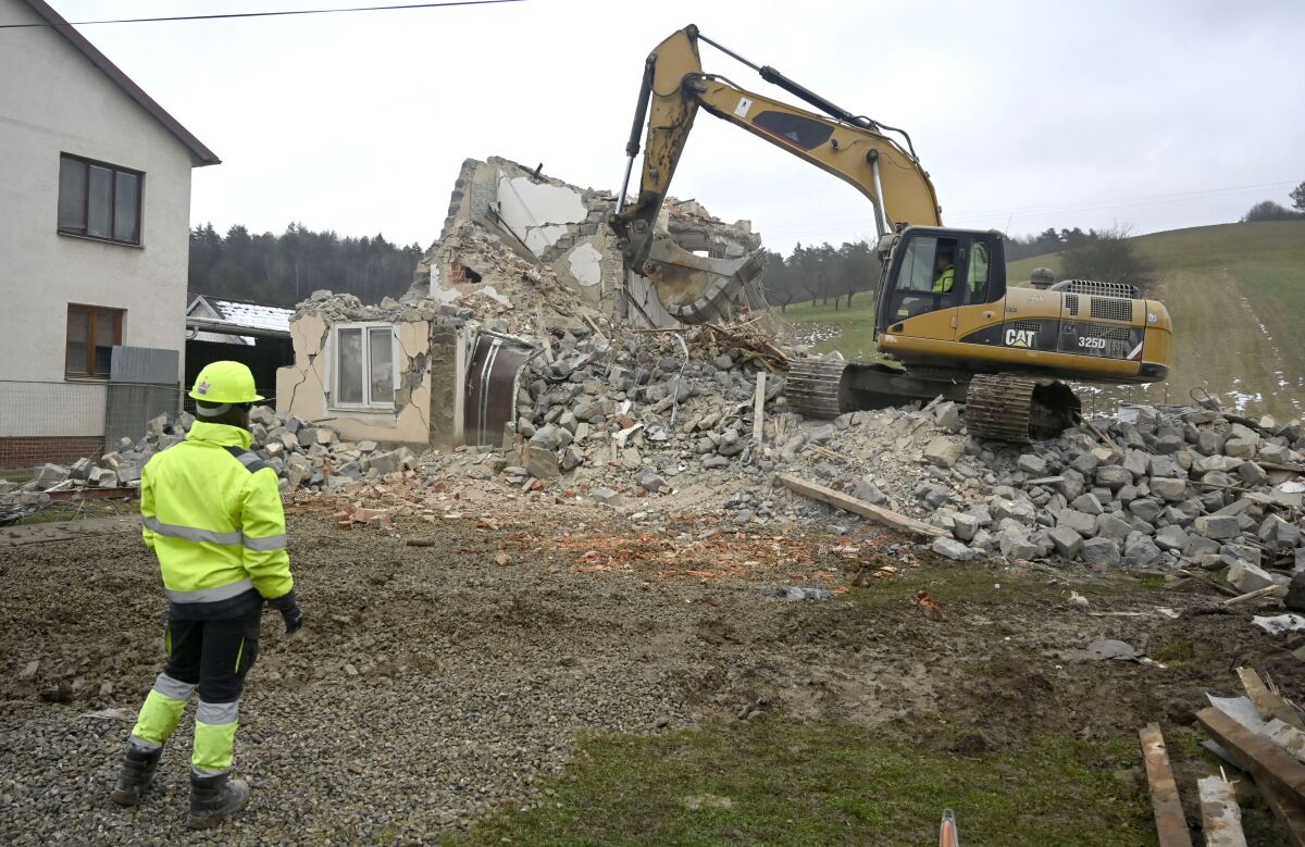 Baškovce - demolácia domu v dôsledku zemetrasenia