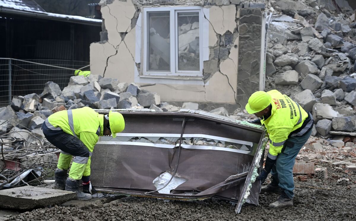 Baškovce - demolácia domu v dôsledku zemetrasenia