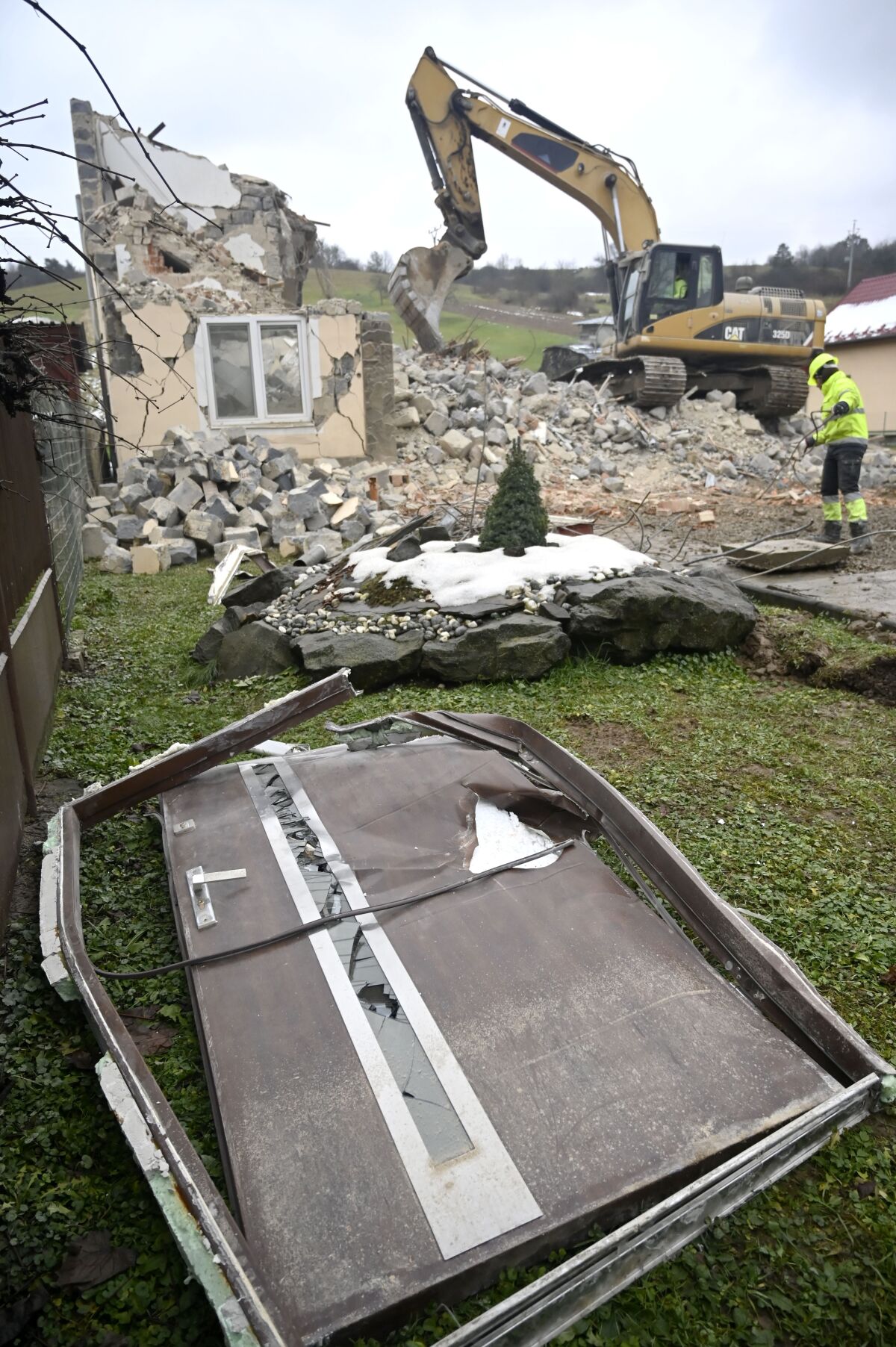 Baškovce - demolácia domu v dôsledku zemetrasenia