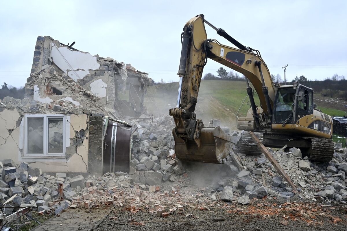 Baškovce - demolácia domu v dôsledku zemetrasenia