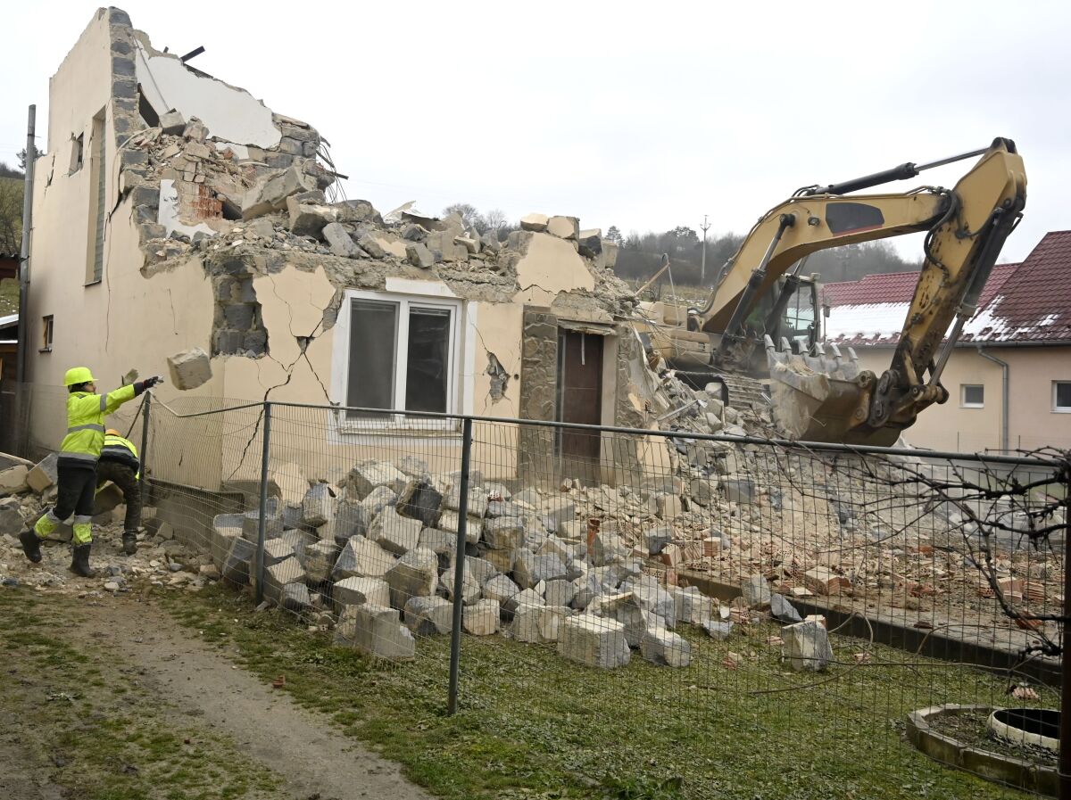 Baškovce - demolácia domu v dôsledku zemetrasenia