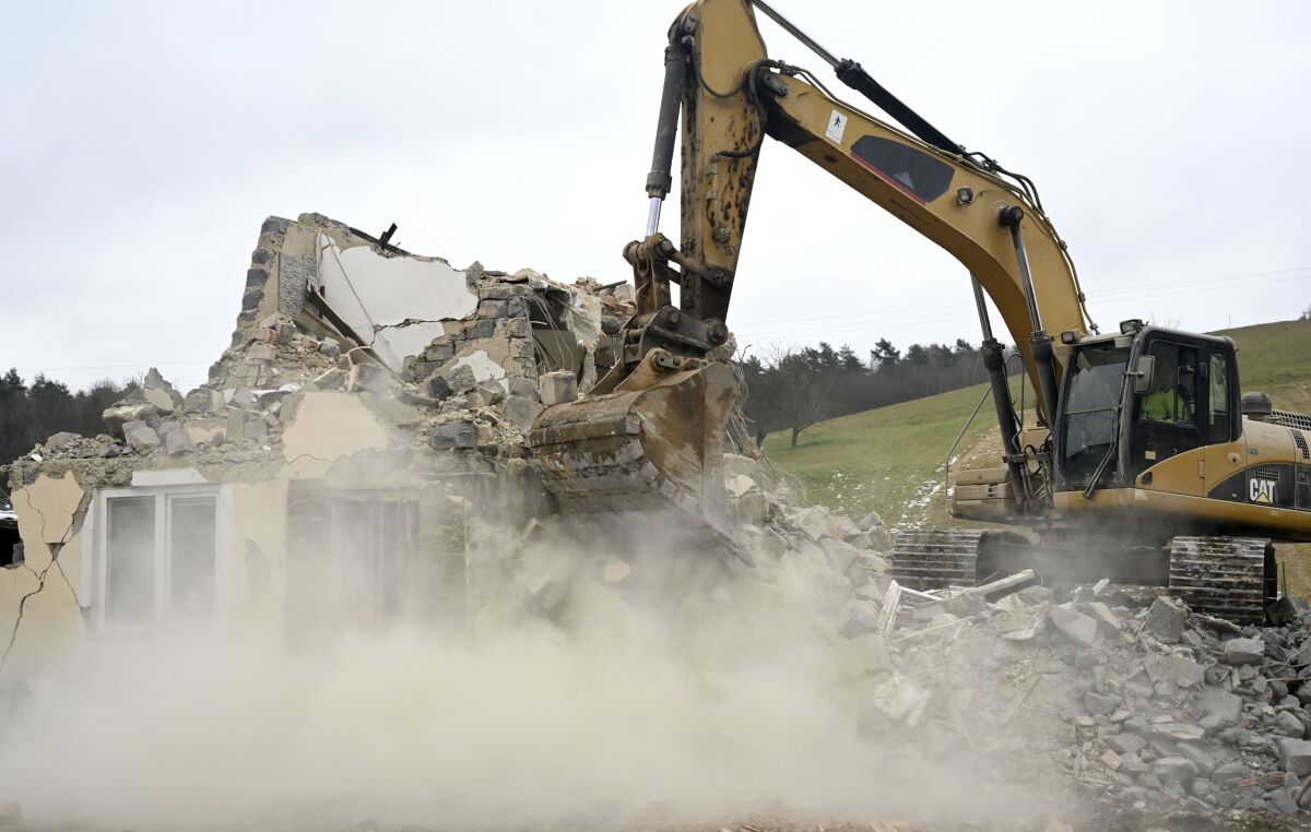 Baškovce - demolácia domu v dôsledku zemetrasenia