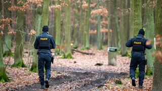 Česko je v šoku. Polícia hlási dvojnásobnú vraždu, obeťou je aj dieťa. Páchateľom má byť cudzinec, miestni sa boja