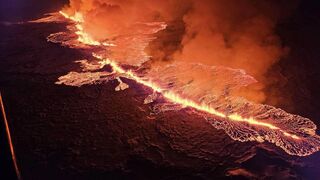 VIDEO: Na Islande po týždňoch erupcií vybuchla sopka. Láva chrlí z obrovskej trhliny