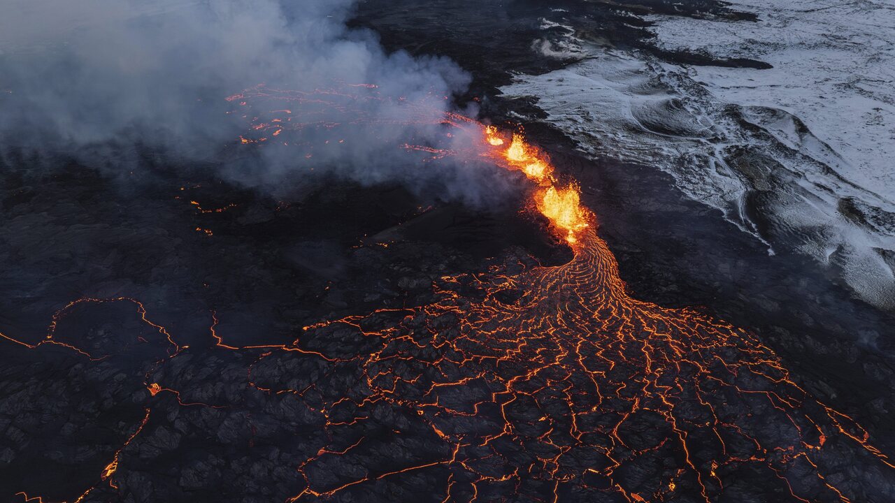 Erupcia sopky pri meste Grindavík