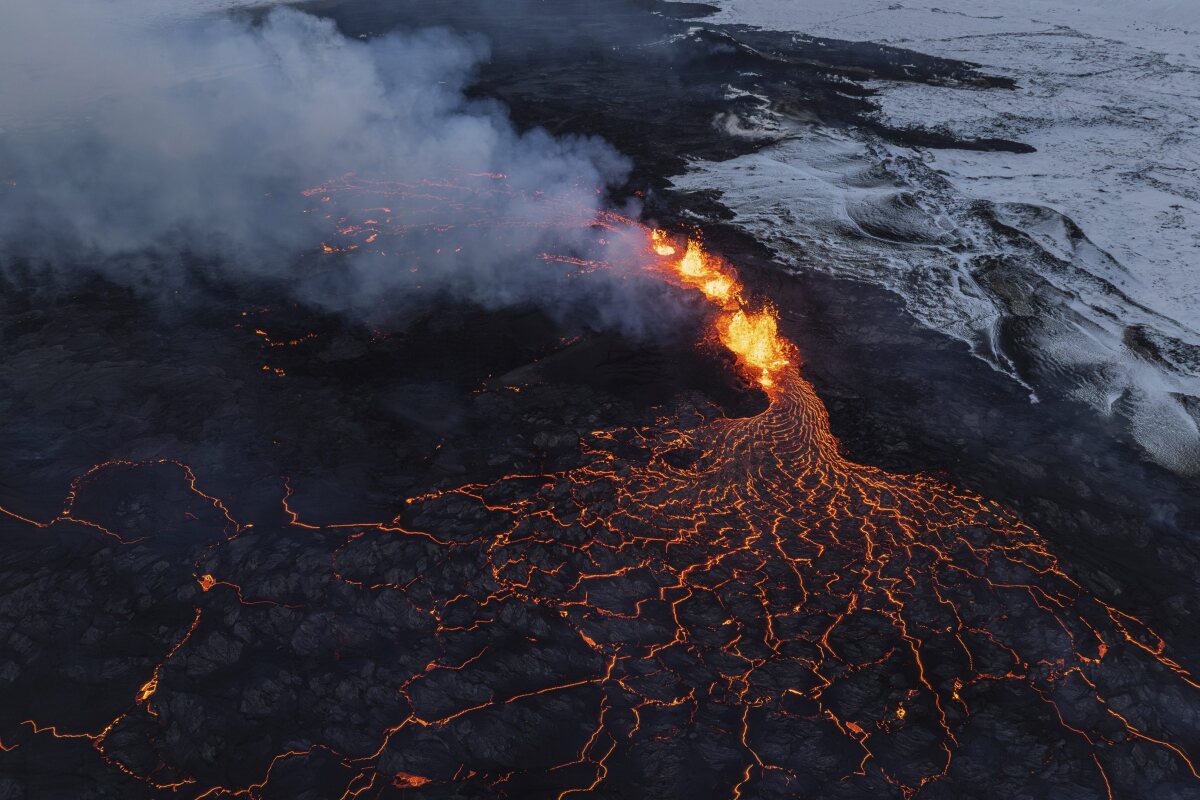 Erupcia sopky pri meste Grindavík