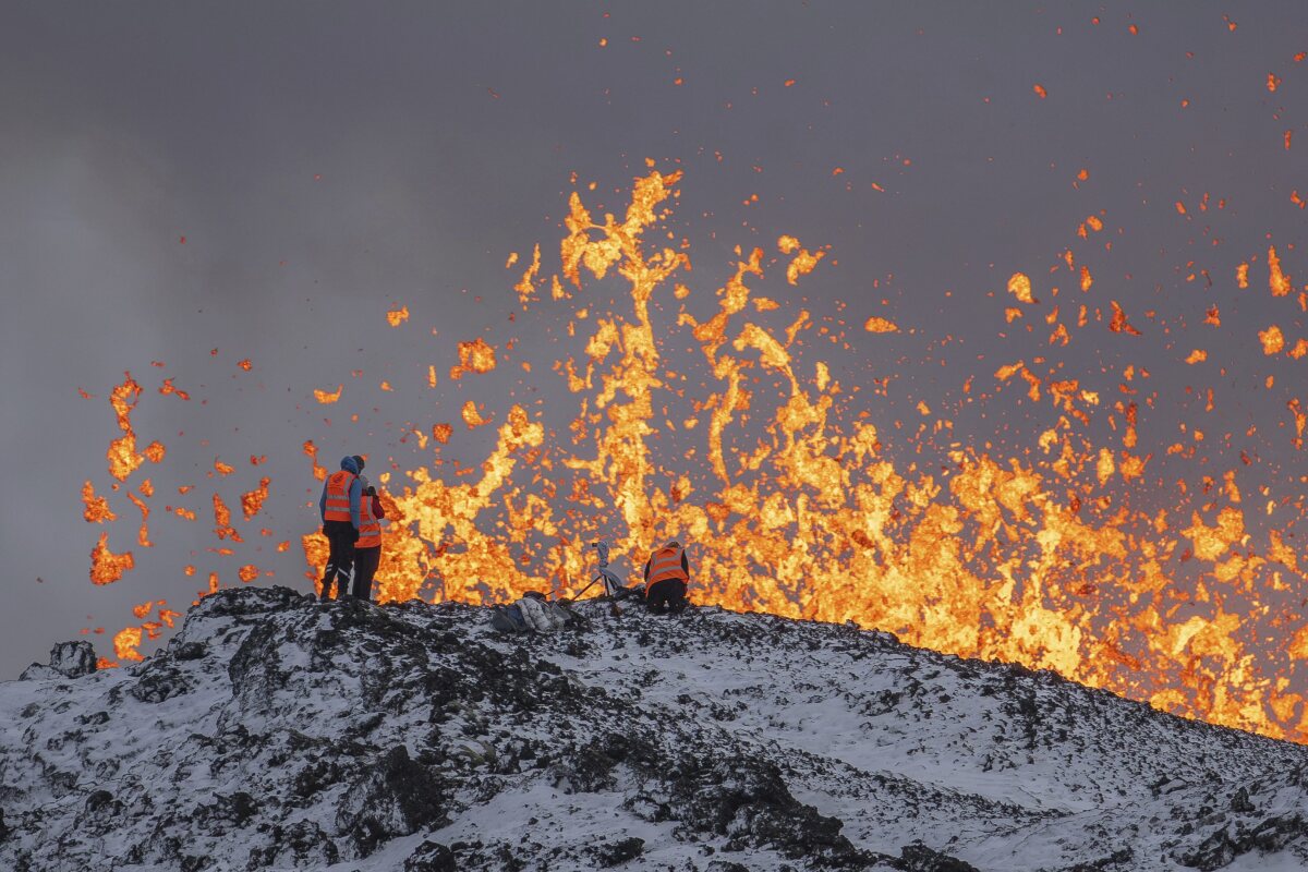 Erupcia sopky pri meste Grindavík