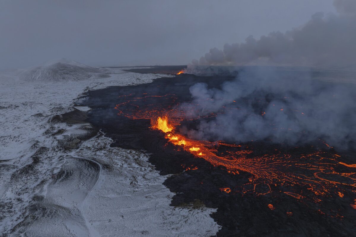 Erupcia sopky pri meste Grindavík