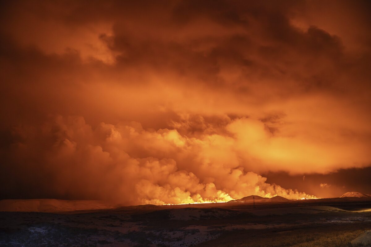 Erupcia sopky pri meste Grindavík