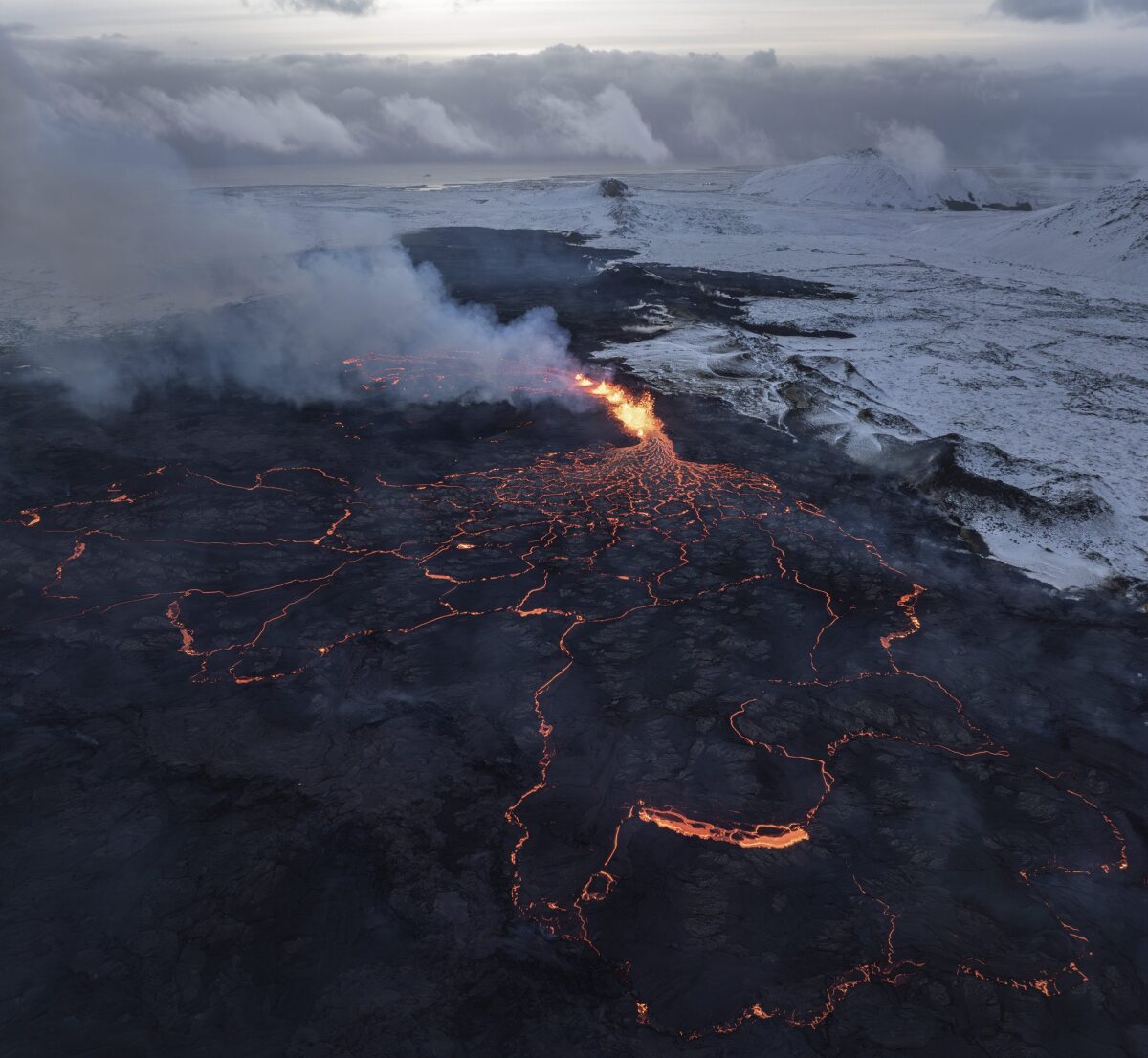 Erupcia sopky pri meste Grindavík