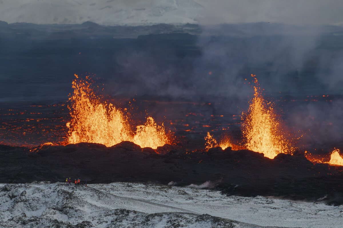 Erupcia sopky pri meste Grindavík