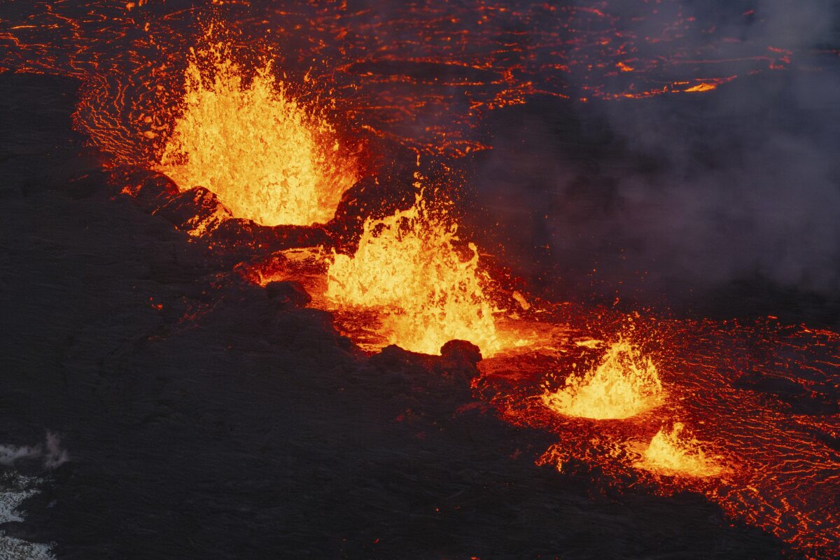 Erupcia sopky pri meste Grindavík