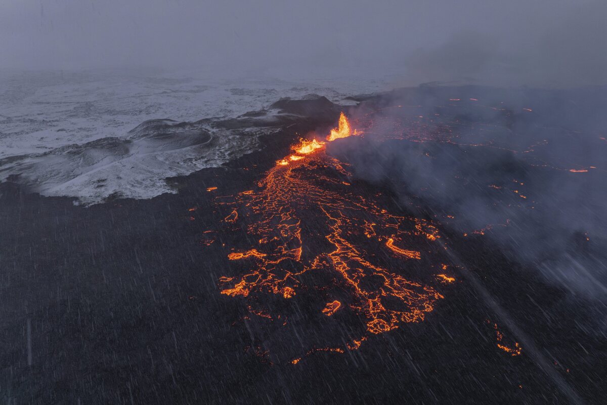 Erupcia sopky pri meste Grindavík