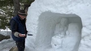 Tatranský chatár dokončuje posledné detaily na betleheme. Snehu má dostatok, problém mu robí odmäk