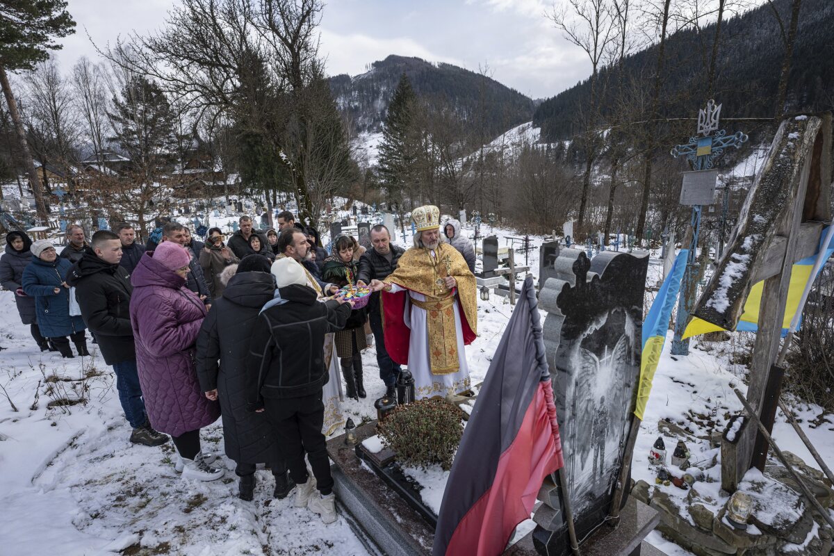 Uctenie si pamiatky padlých s vlajkou UOA a Ukrajiny 